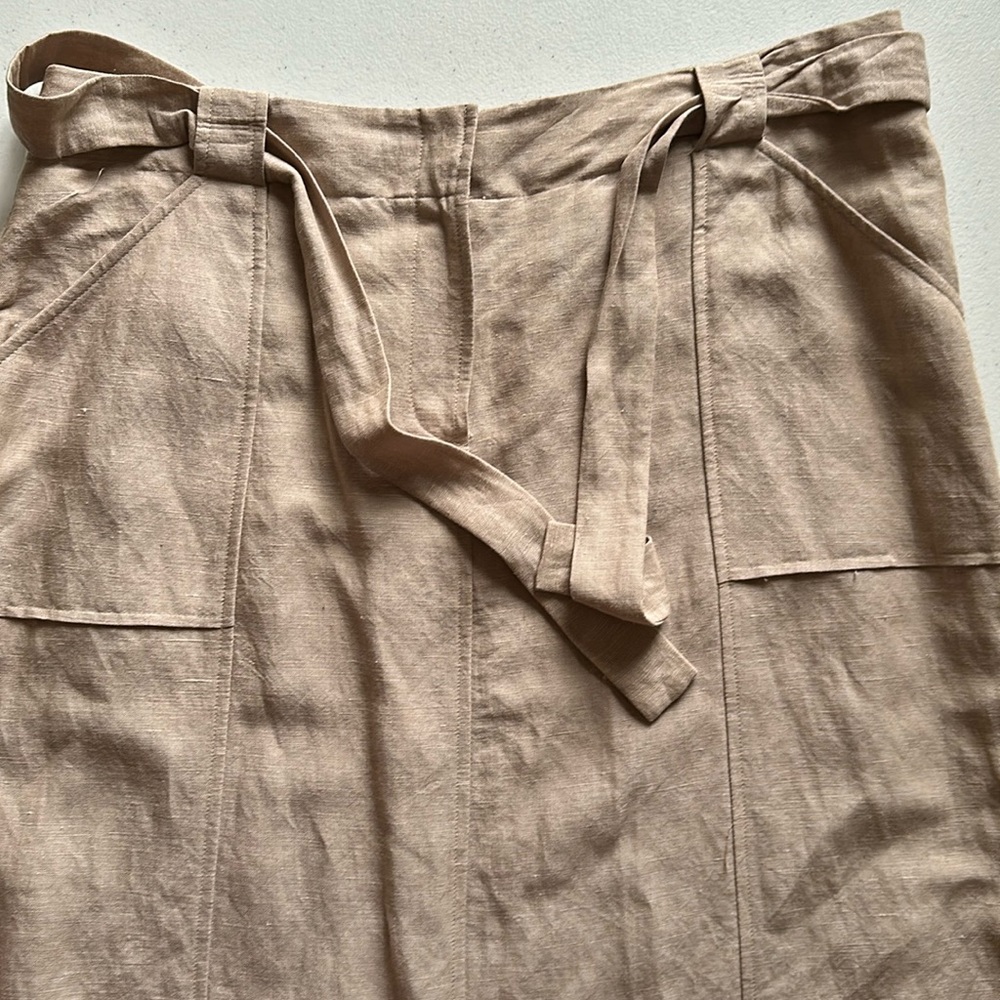 Skirt with pockets, zipper, button and cute belt to tie in the front